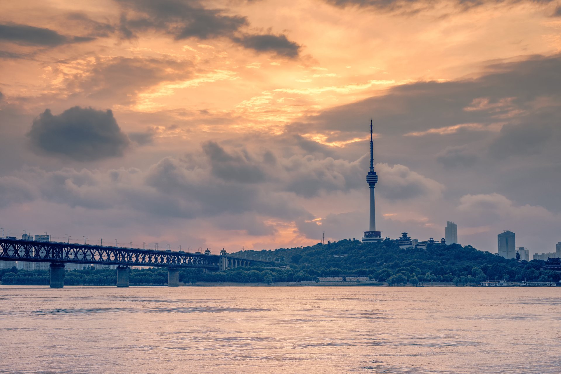 长江大桥,作为武汉市的标志性建筑之一,它的建设历程充满了艰辛与智慧