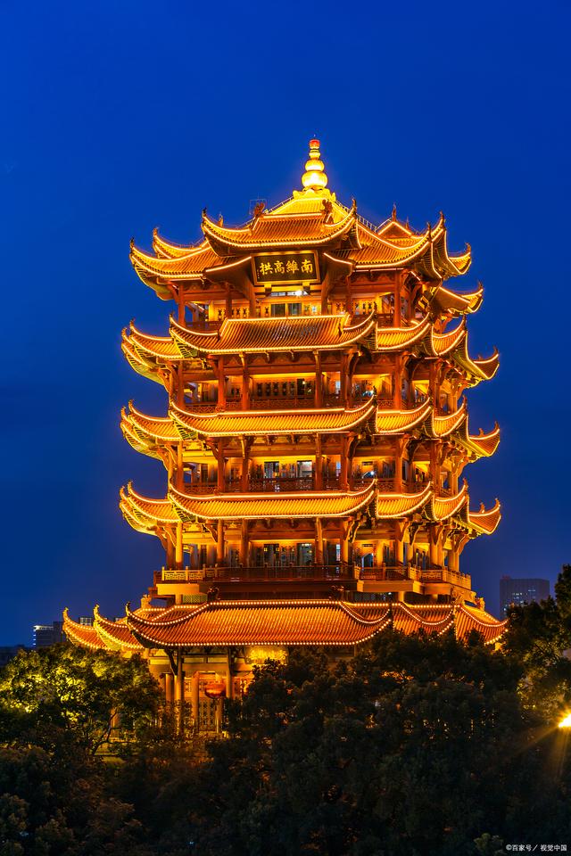 它并非仅仅是一座建筑,而是一座承载着千年历史和文化的精神灯塔.