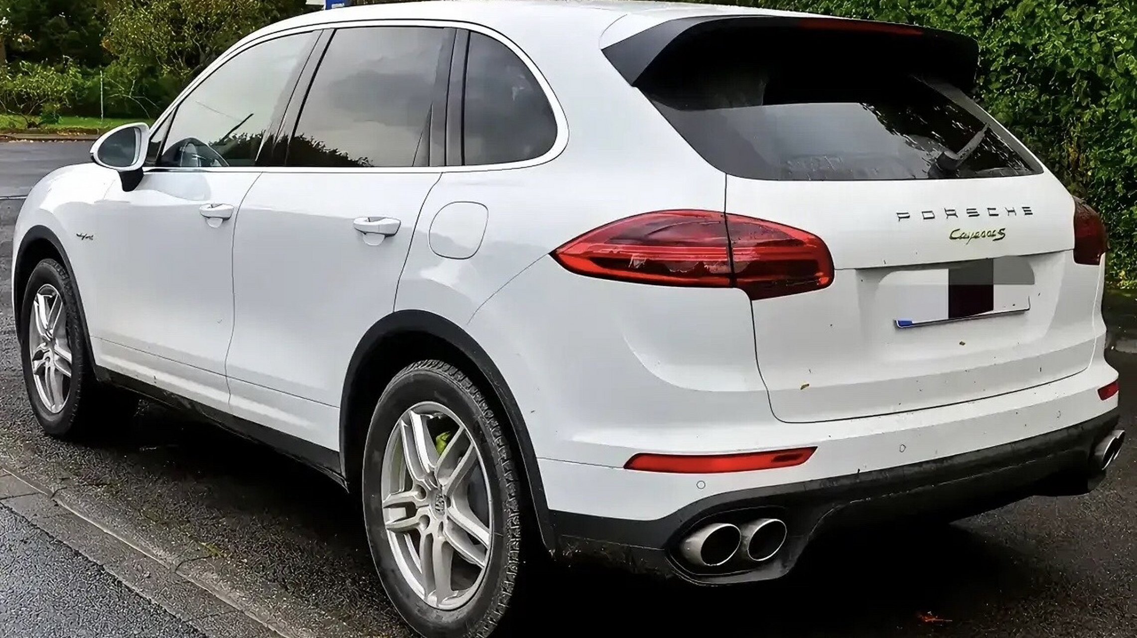 三代保时捷卡宴尾部同框对比图,觉得第二张最好看