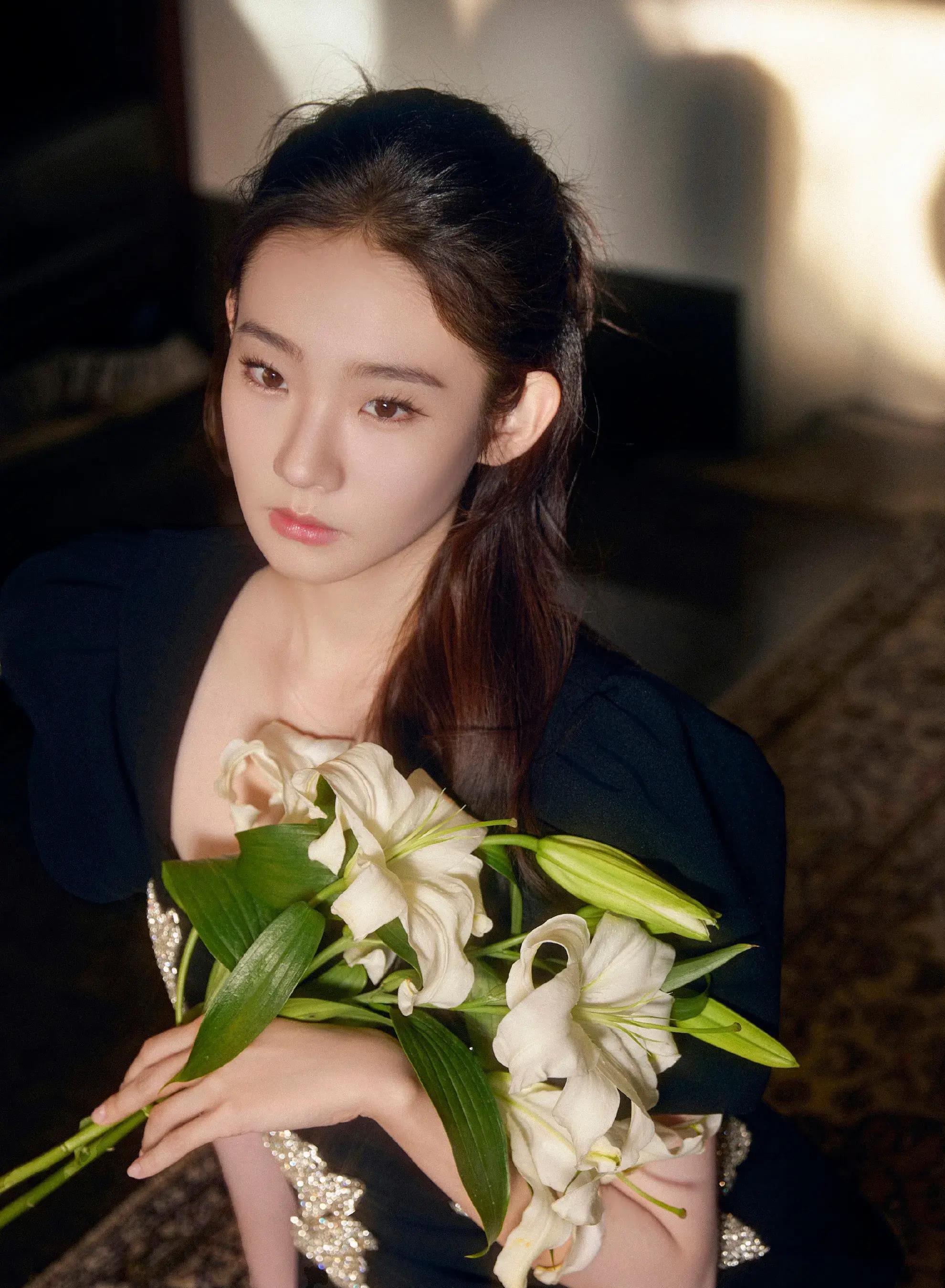 张艺凡京城古韵写真,黑裙红房,典雅唯美展现东方气韵之美