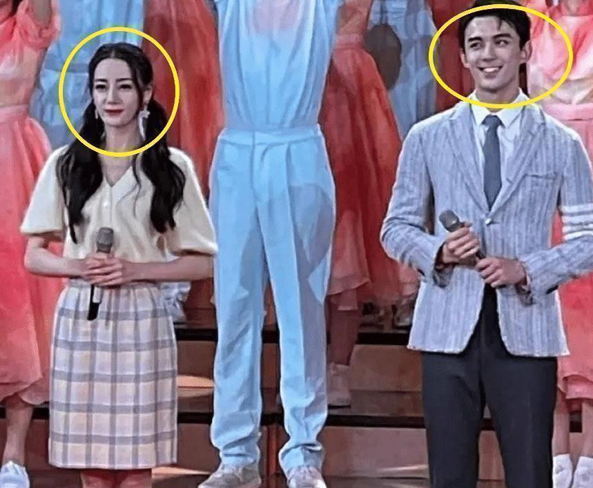 五四晚会路透曝光,吴磊迪丽热巴再次同框,吴磊的眼神宠溺像准男