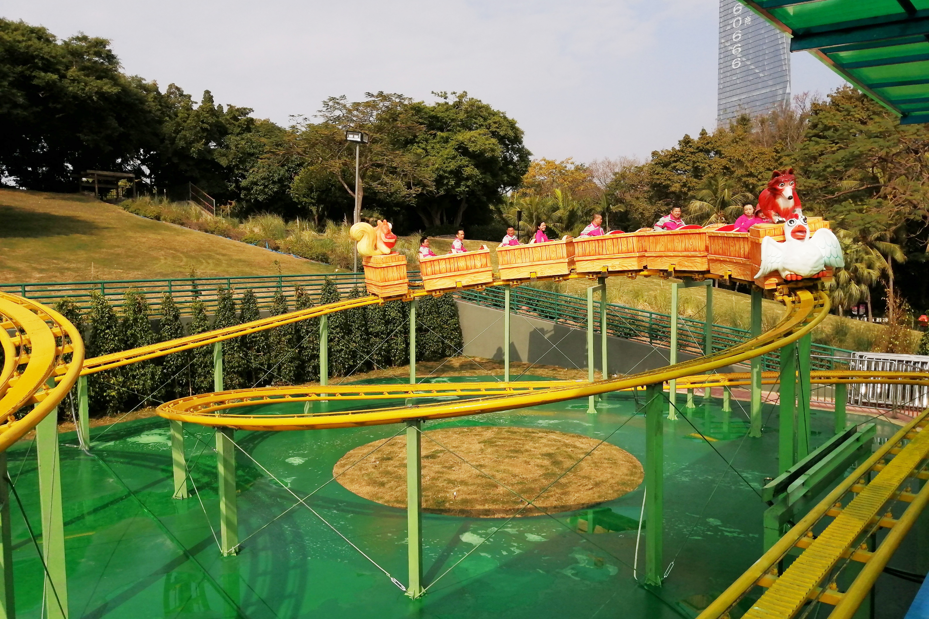 儿童过山车游乐设施是游乐园热门项目,以小巧精致,温和刺激和色彩艳丽