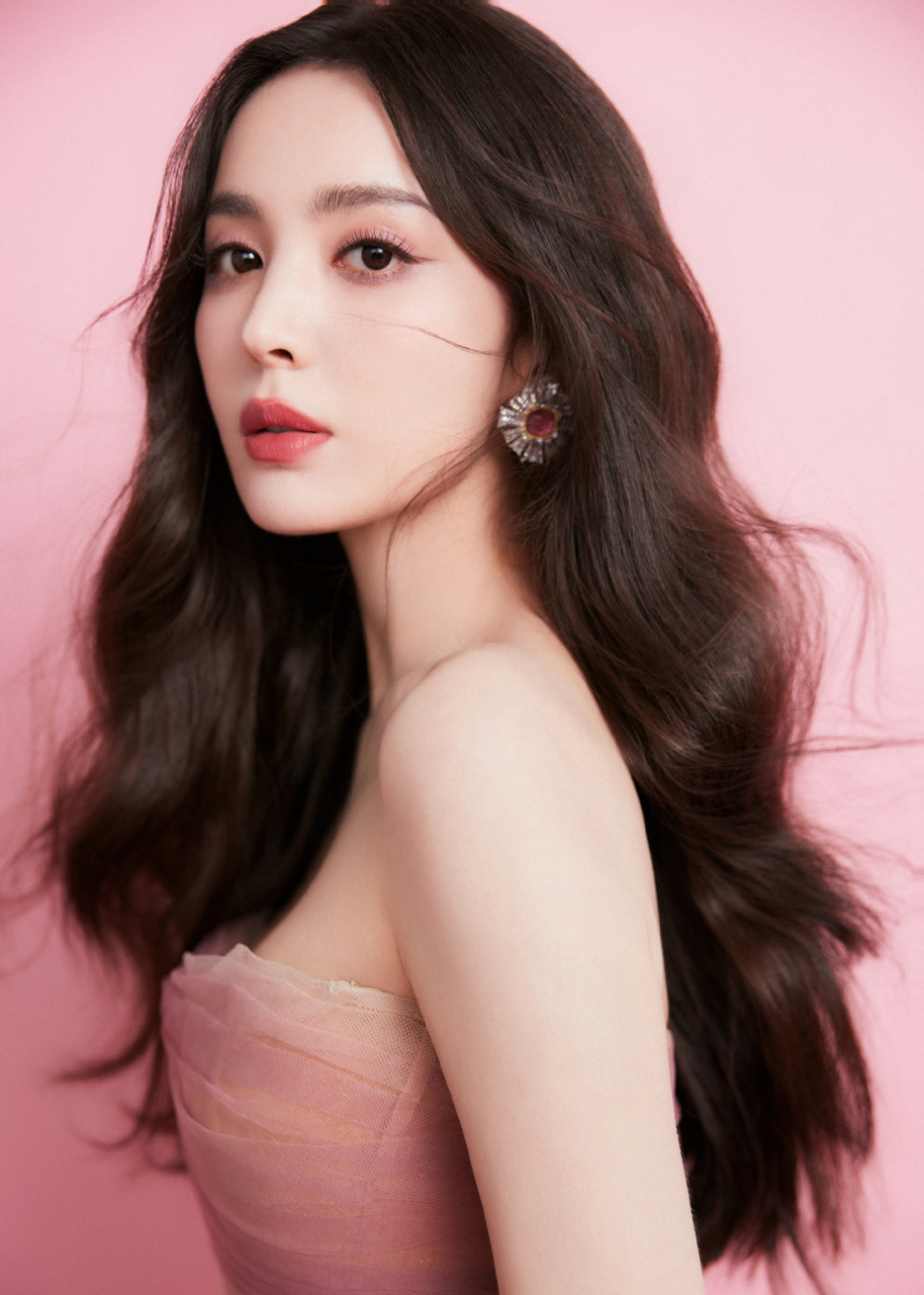 古力娜扎身着粉色抹胸纱裙,展现妩媚娇柔的女性魅力,肌肤白皙细腻