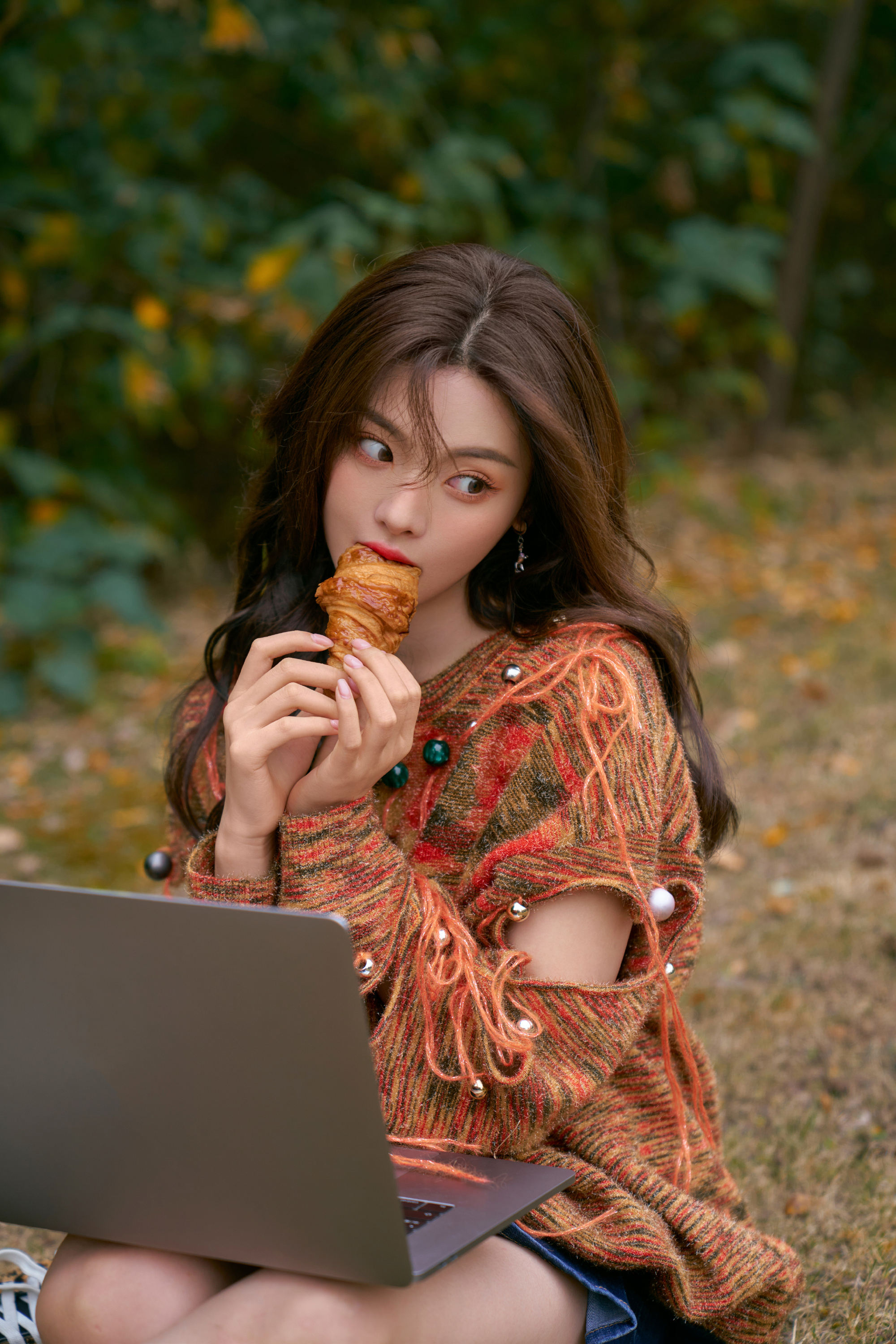 杨超越美腿杀!彩色毛衣配短裙,枯叶堆中拍出大片感