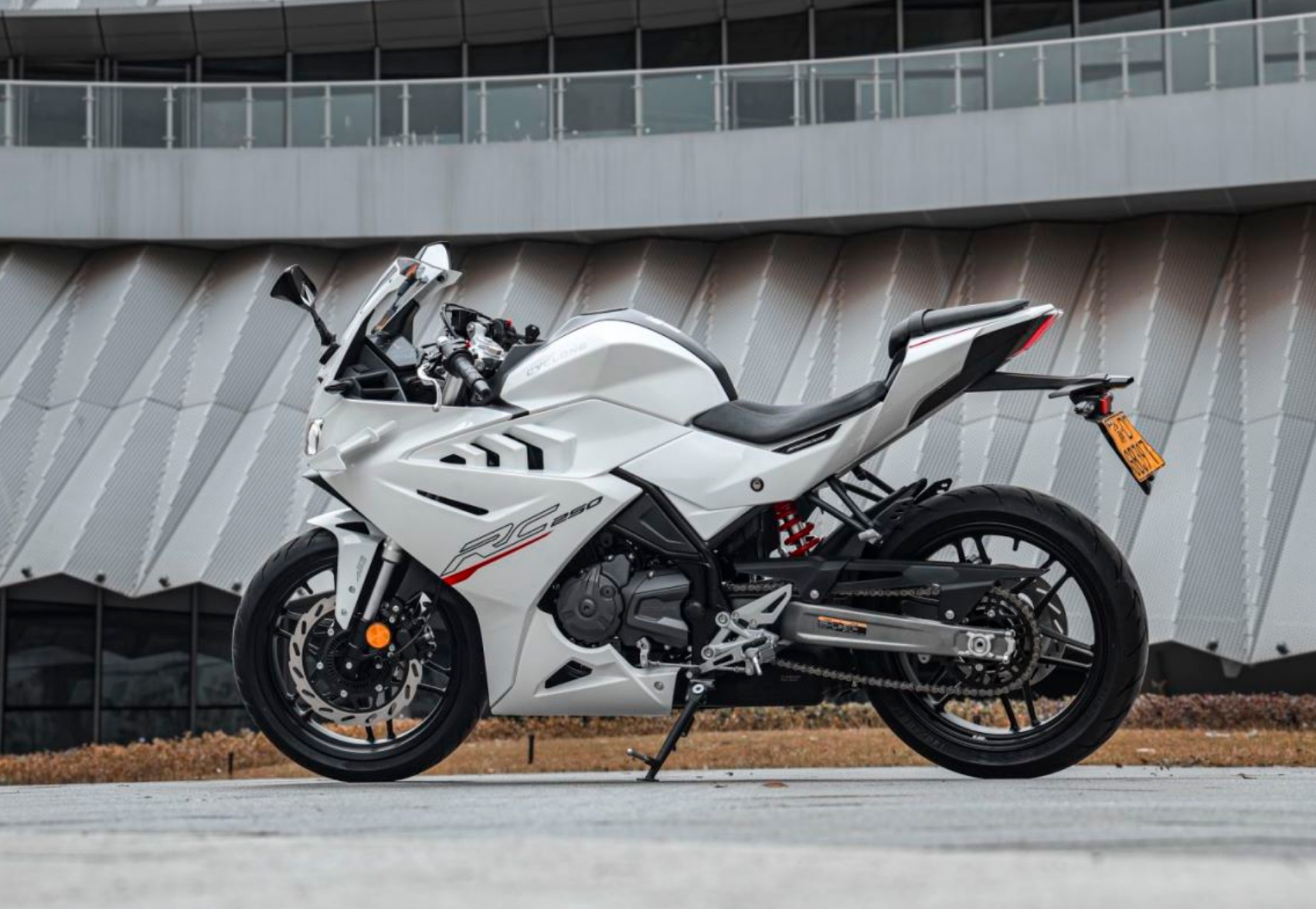 纯白版画赛科龙rc250:标配abs,tcs,新手首选