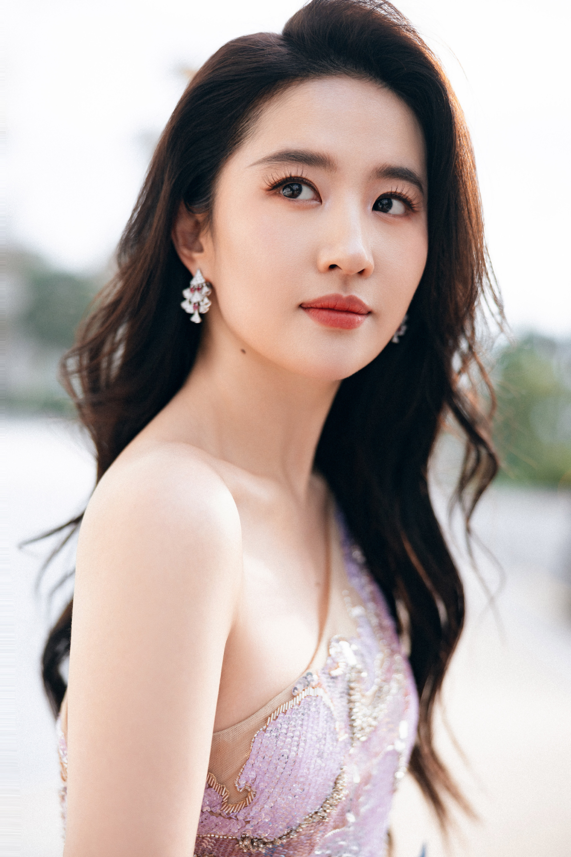 刘亦菲斜肩亮片裙配卷发红唇,镜头前凹造型,微笑间尽显女神风采