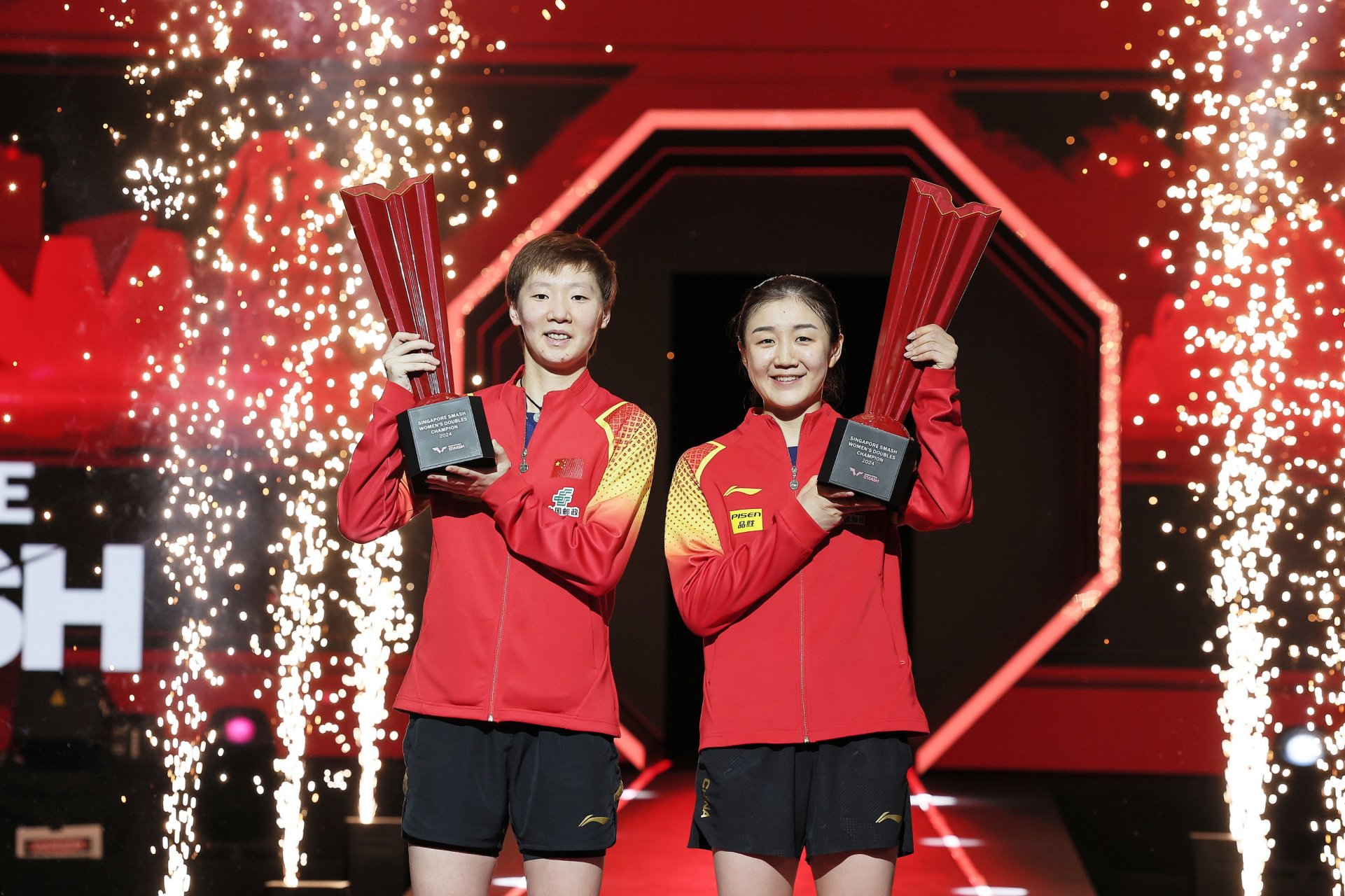 周末新加坡乒乓球女双决赛,中国队陈梦与王曼昱以精湛技艺和默契配合3