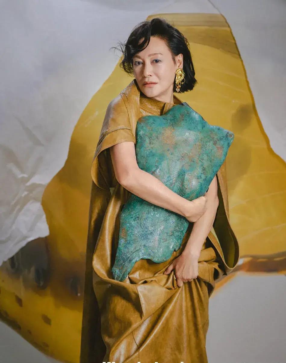 惠英红新视线杂志封面大片,蓝色眼影又美又飒!