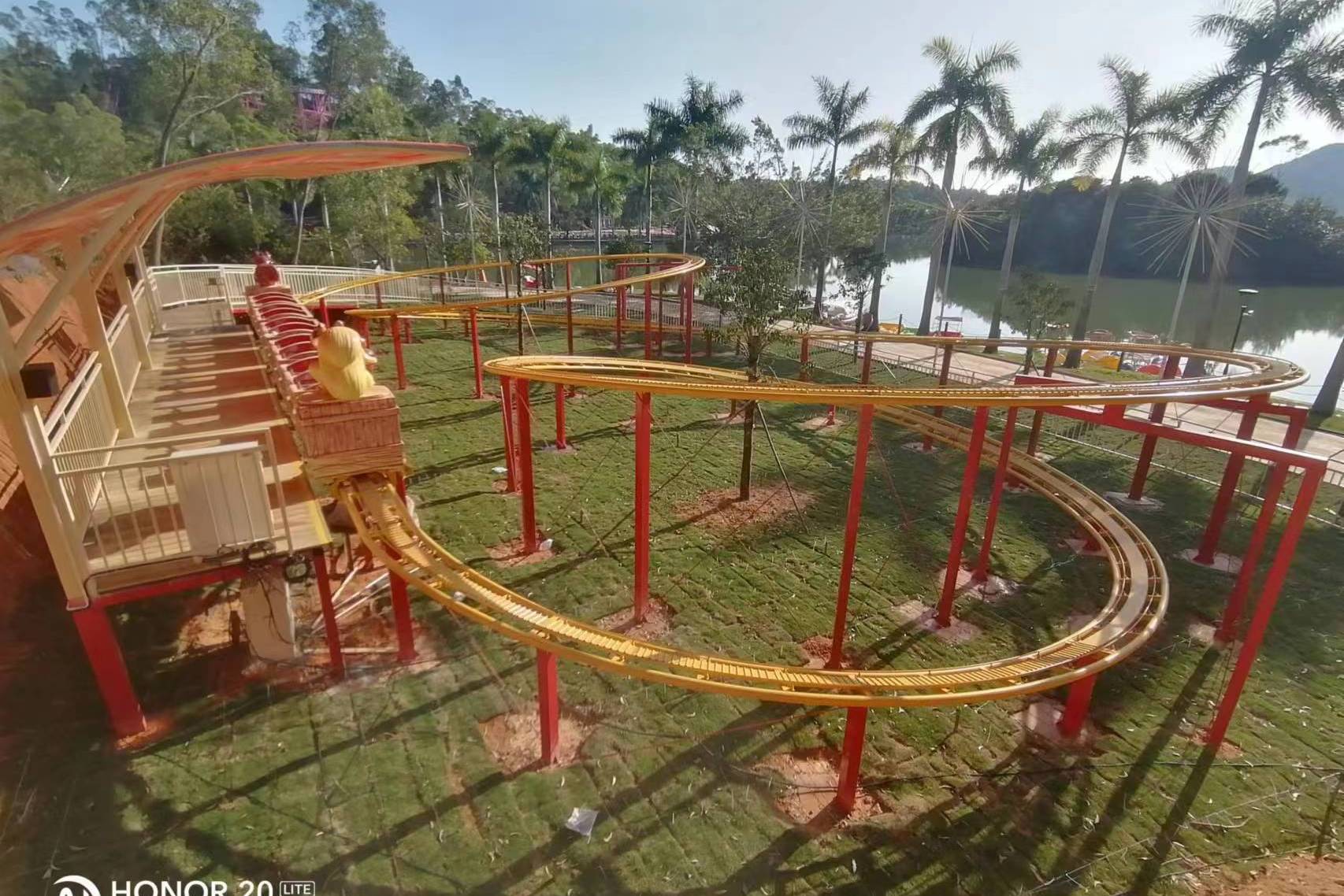 儿童过山车游乐设施是游乐园热门项目,以小巧精致,温和刺激和色彩艳丽