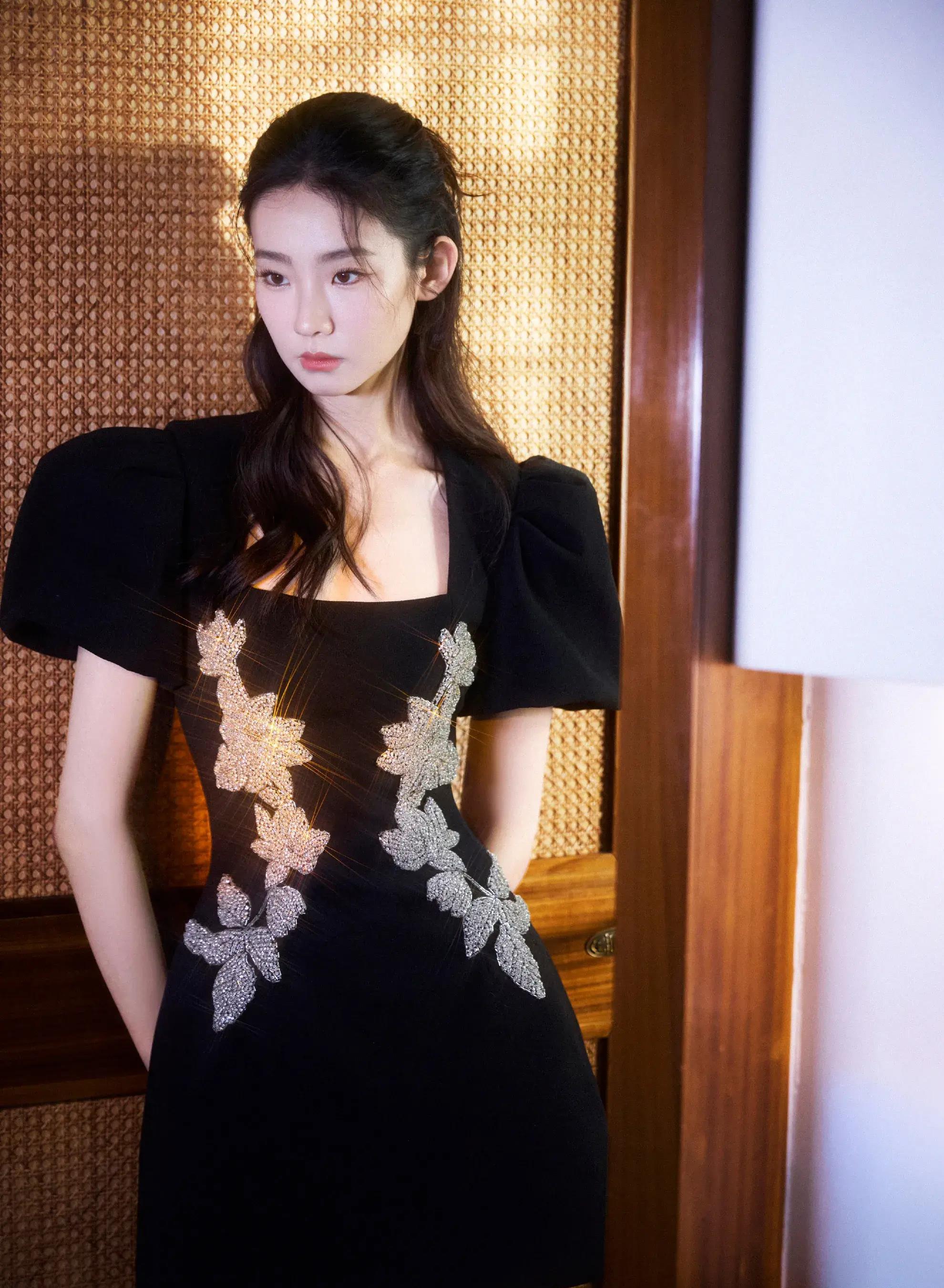 张艺凡京城古韵写真,黑裙红房,典雅唯美展现东方气韵之美