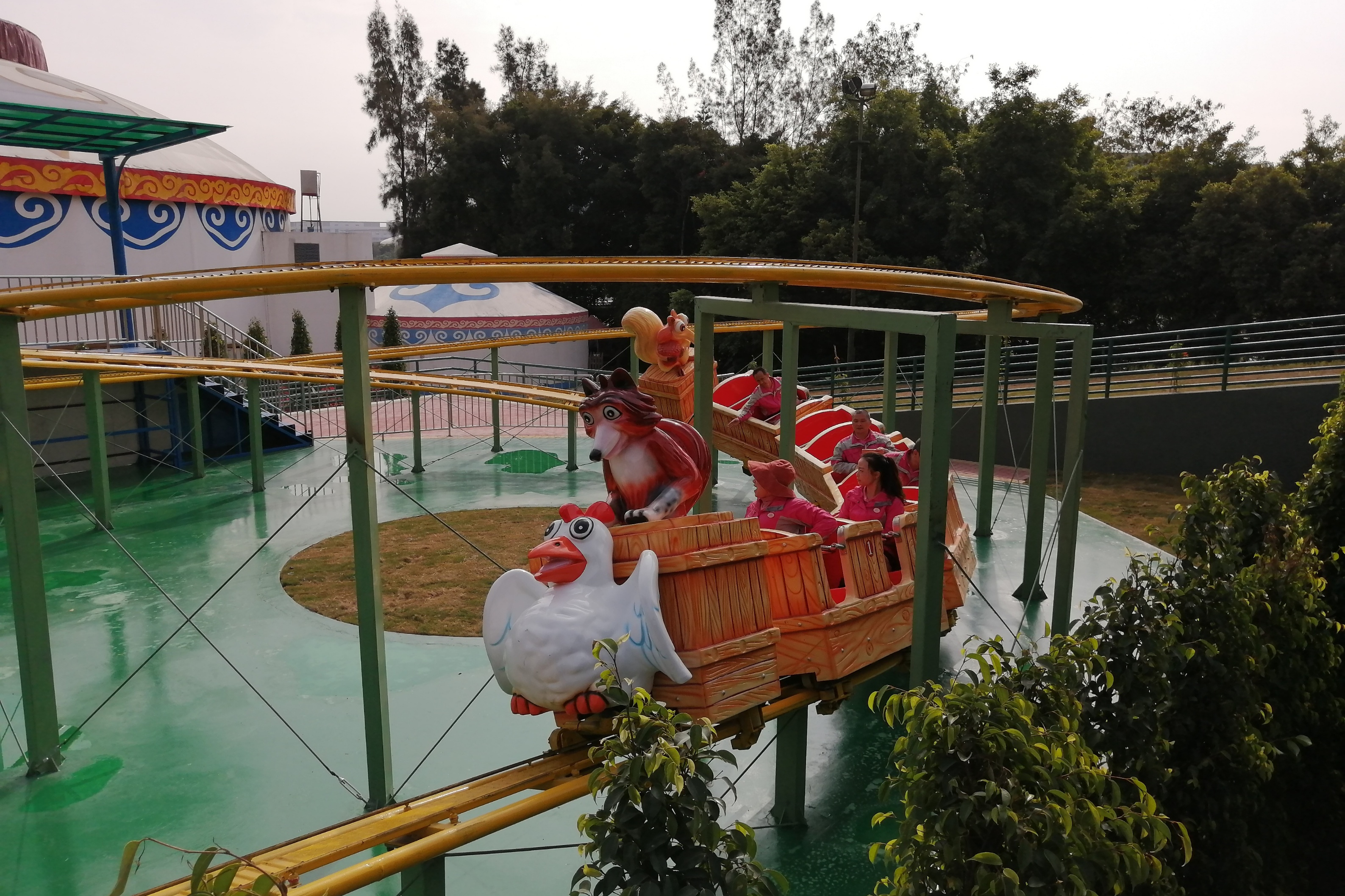 儿童过山车游乐设施是游乐园热门项目,以小巧精致,温和刺激和色彩艳丽