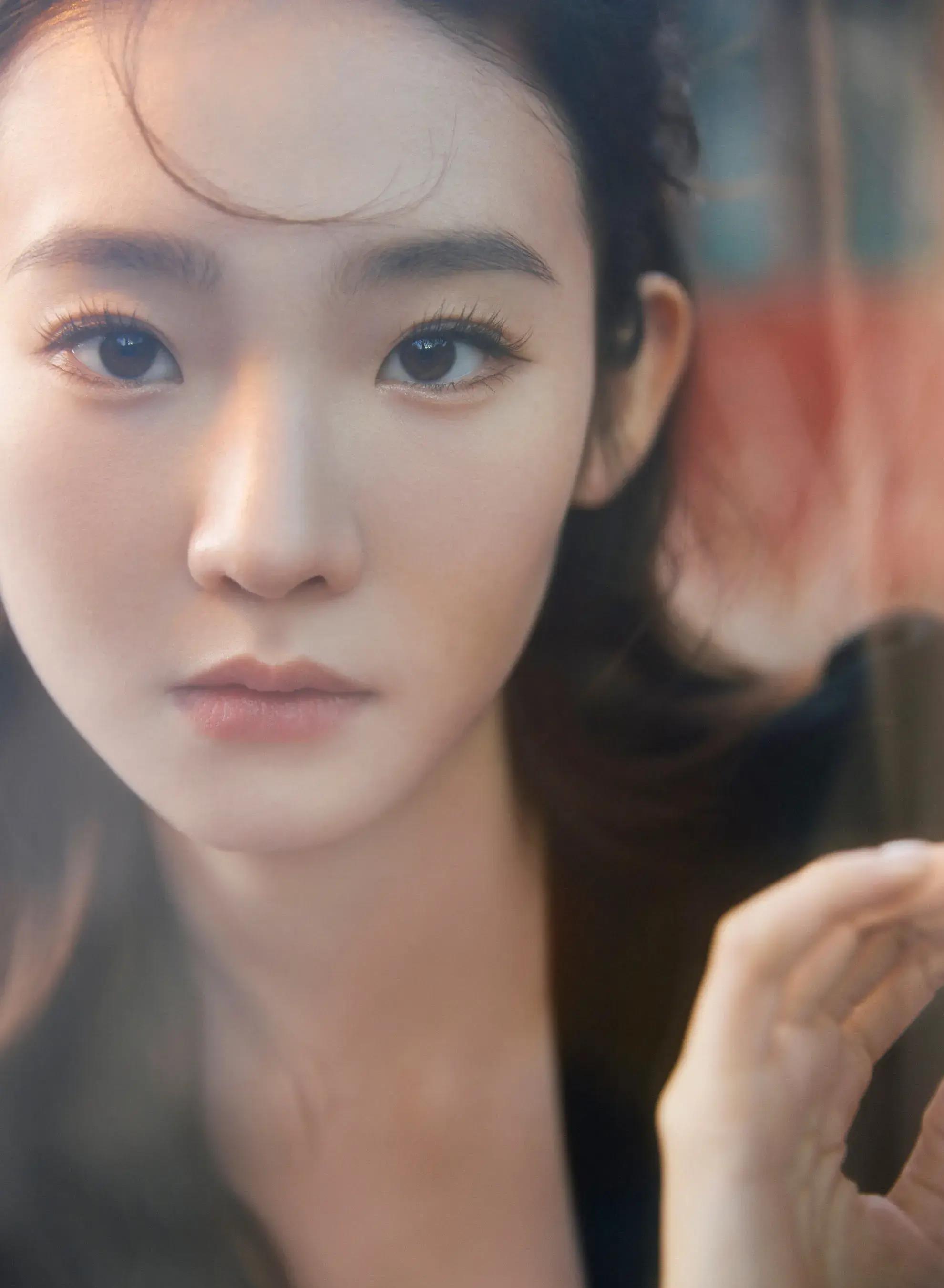 张艺凡京城古韵写真,黑裙红房,典雅唯美展现东方气韵之美