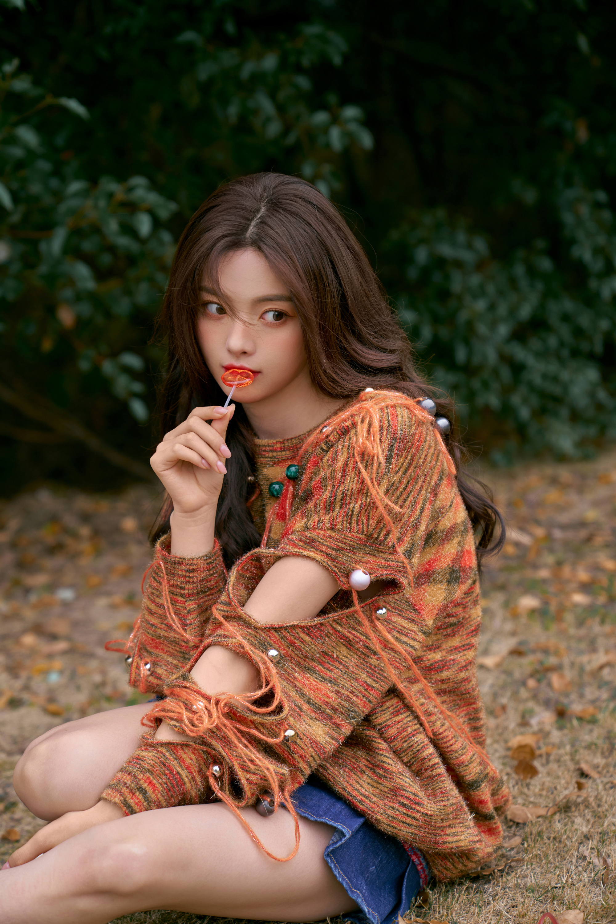 杨超越美腿杀!彩色毛衣配短裙,枯叶堆中拍出大片感