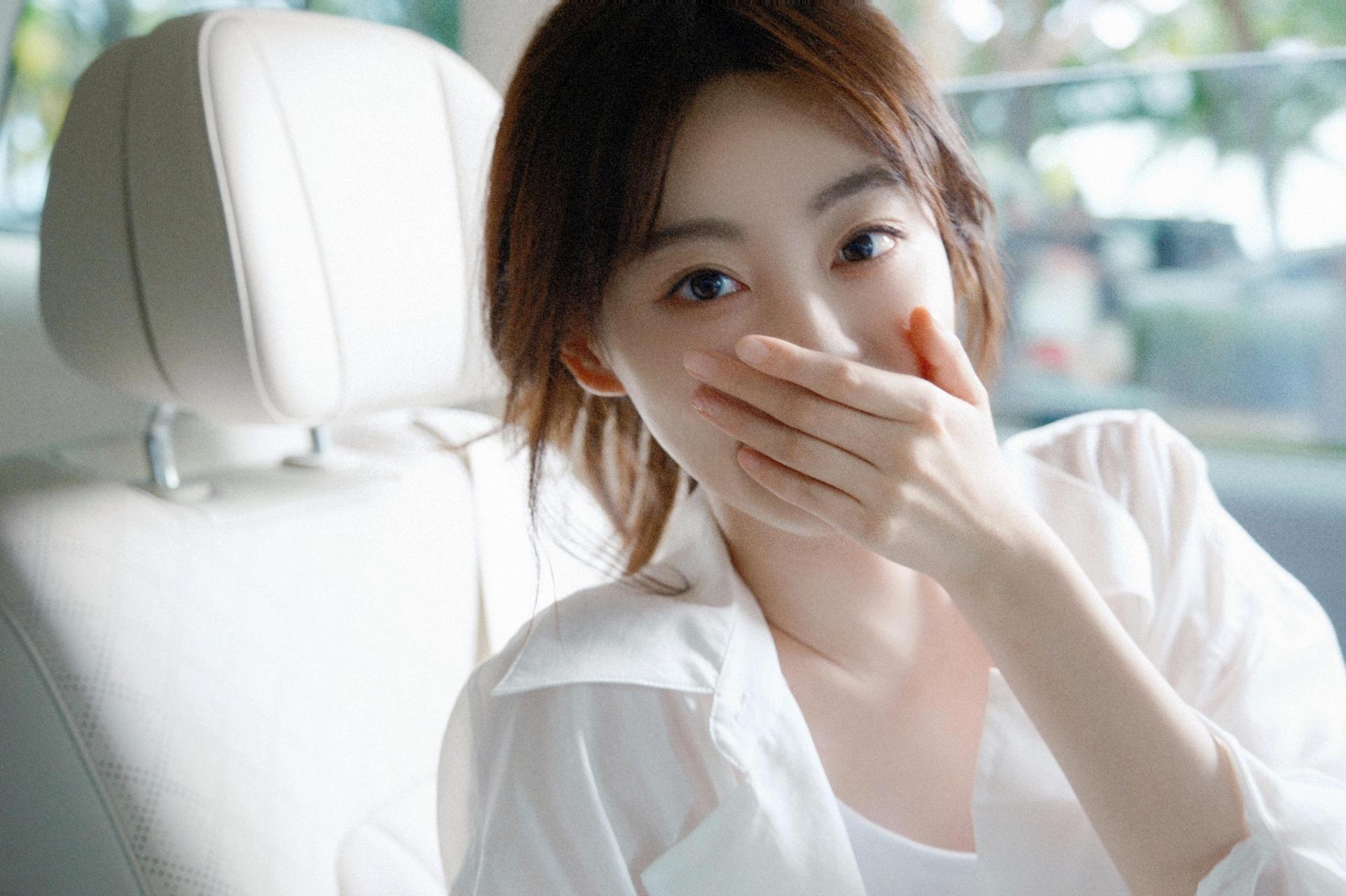 祝绪丹车内自拍曝光,白衬衫清新面容美得让人窒息.