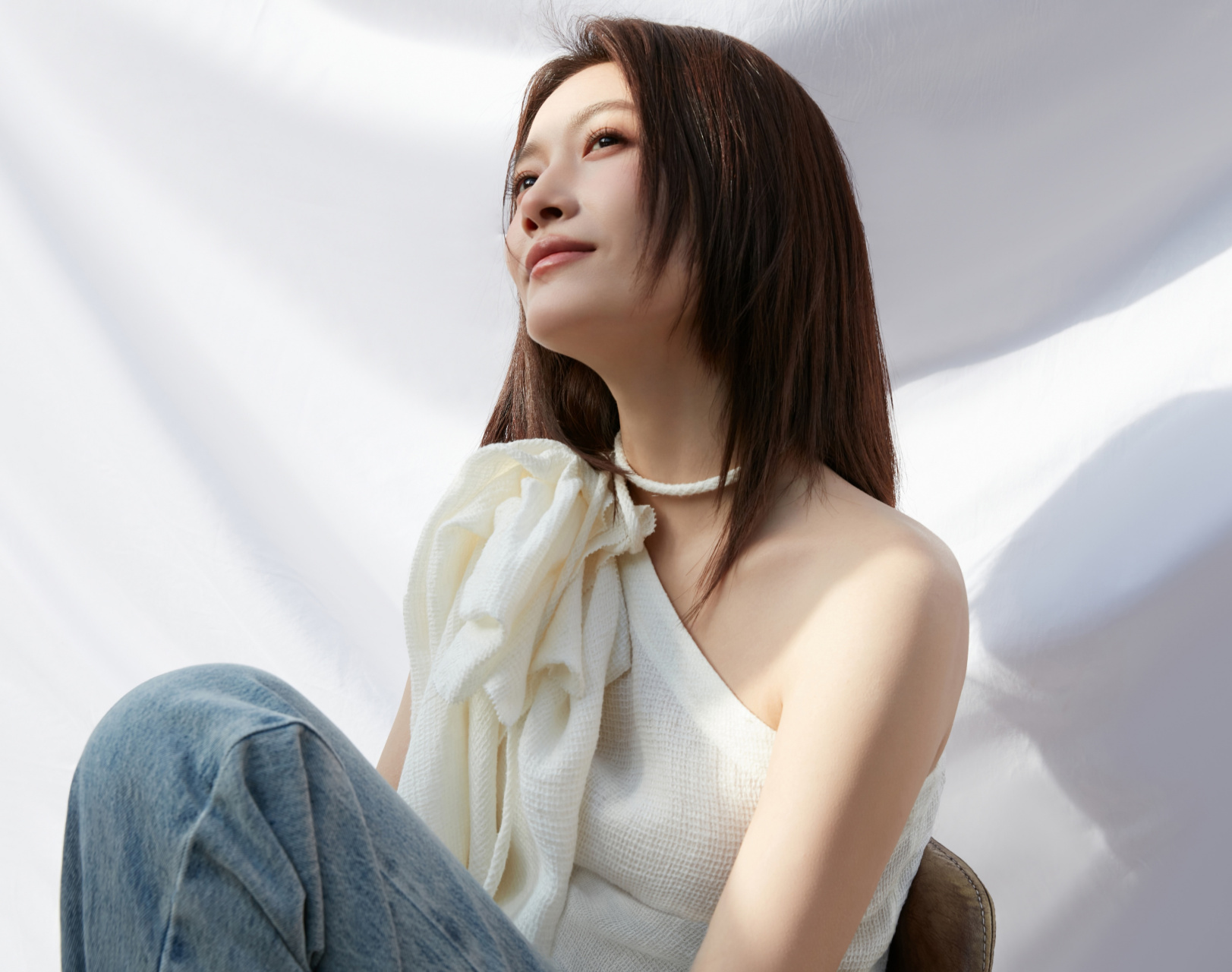 啜妮最新写真曝光,她以性感露肩装和优雅连衣裙展现了迷人身材.