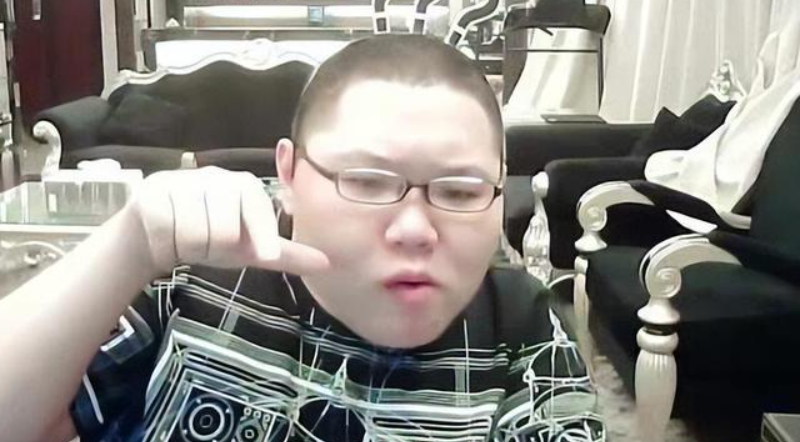 pdd和那个男人回来了?两人一起现身澳门,经纪人:合约还没谈好