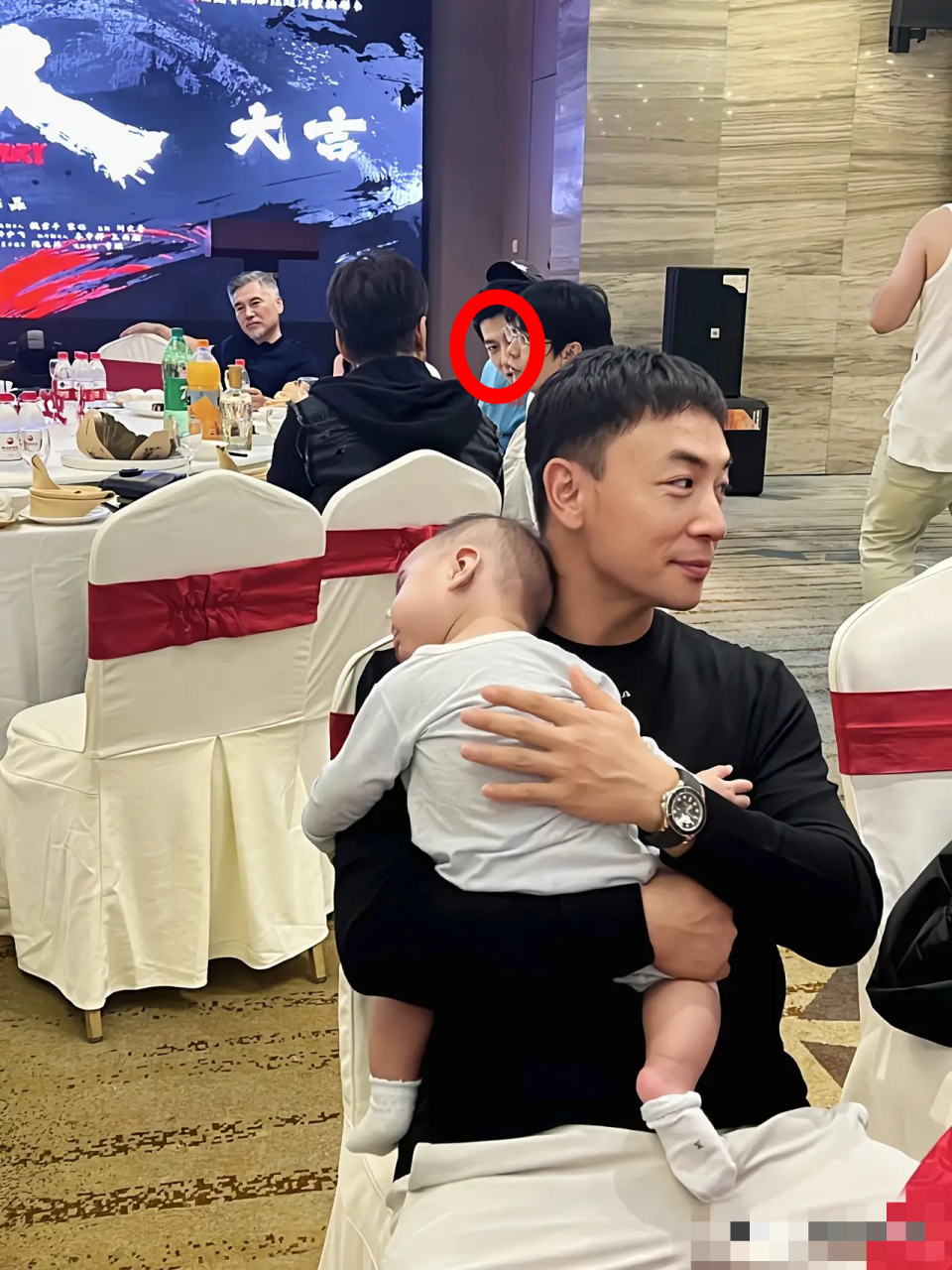 释小龙父子其乐融融地拥抱一起,本以为我偷拍这温馨一幕没被武林高手