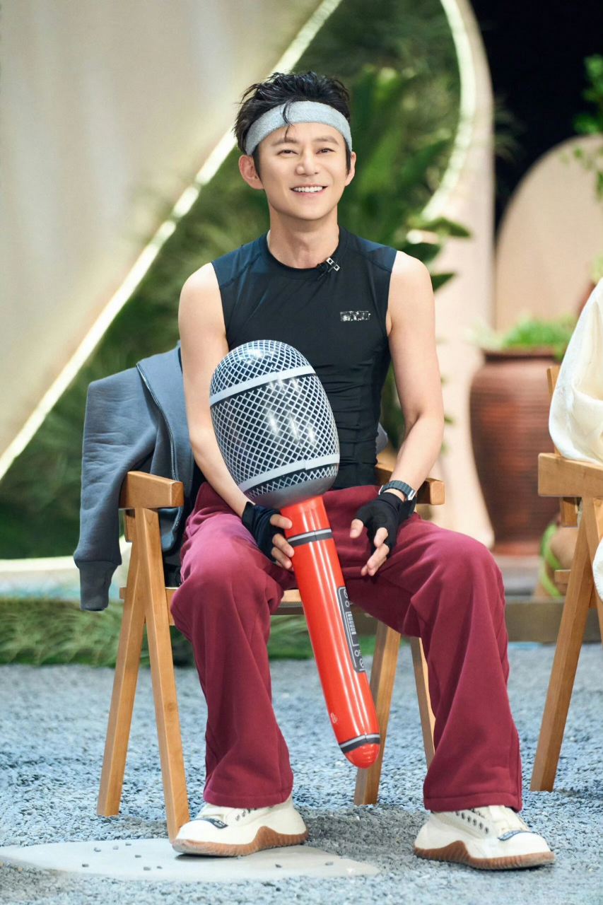 快50岁的何炅,有肌肉,发量足,还有胶原蛋白,冻龄王者