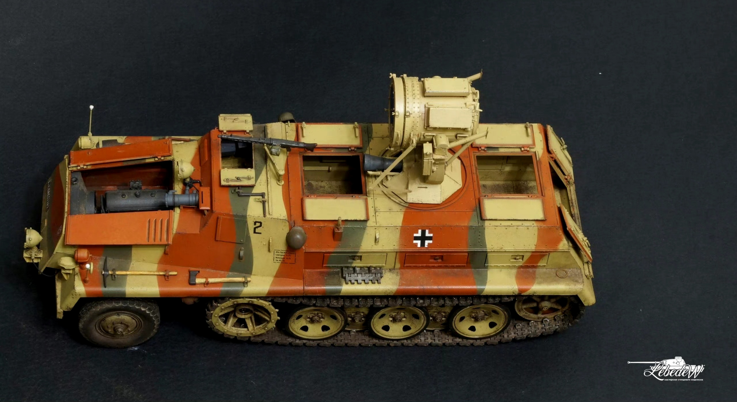 军模欣赏:安装有sws 60cm红外探照灯的sws半履带装甲运输车,其主要