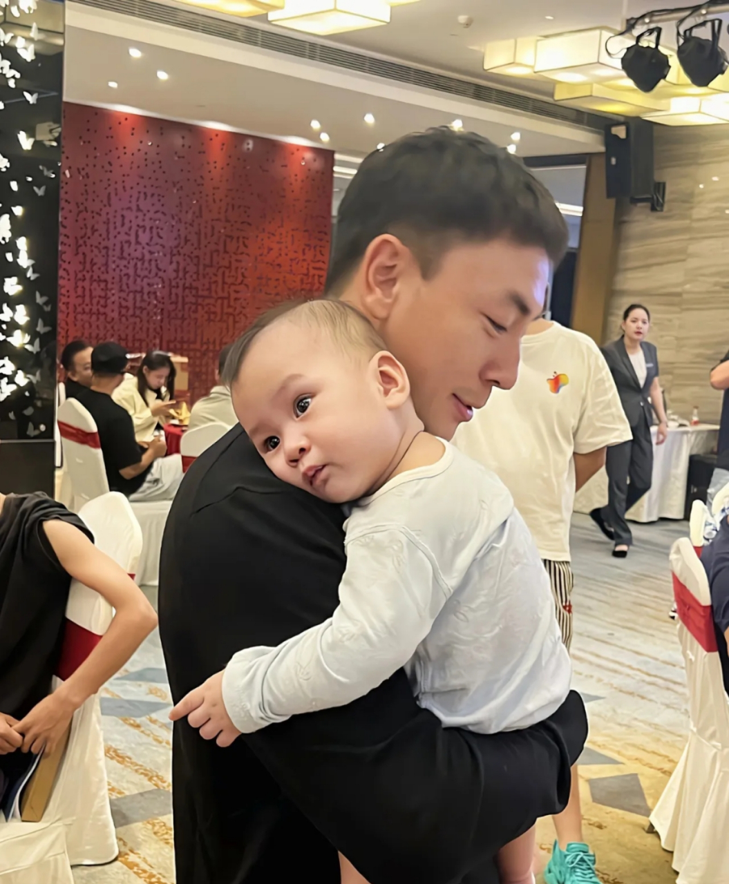 近日,功夫明星释小龙与儿子佑佑一同亮相,父子俩同框画面令人惊喜.