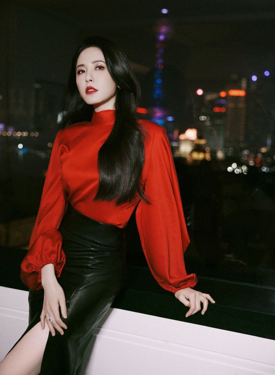 曾黎红衣皮裙写真,浑身散发着成熟女性的魅力,韵味太足了!