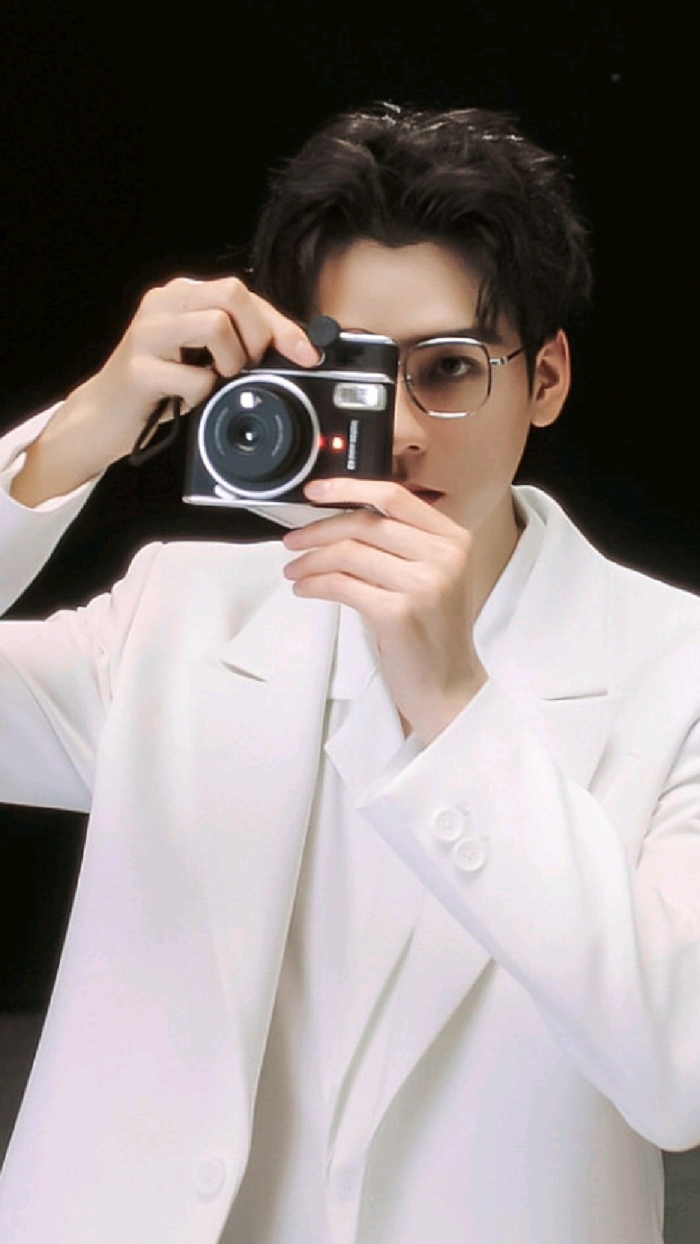 龚俊白色西装搭配金属边眼镜,手持相机拍照的样子真的好帅!
