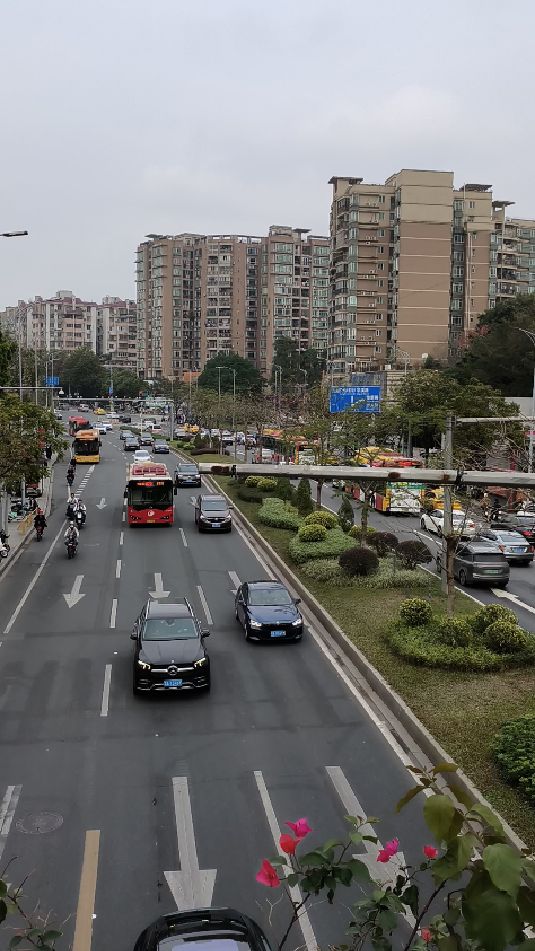 广州白云区梅花园地铁站天桥实拍街景,交通忙碌,车水马龙