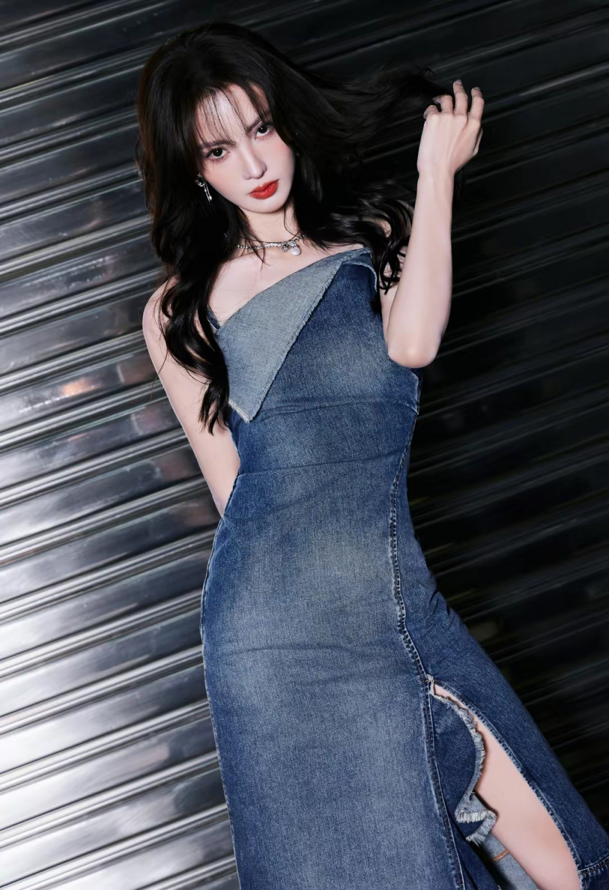 金晨这位女神级别的美女,身穿蓝色牛仔连衣裙,脚踩白色高跟鞋,简直是