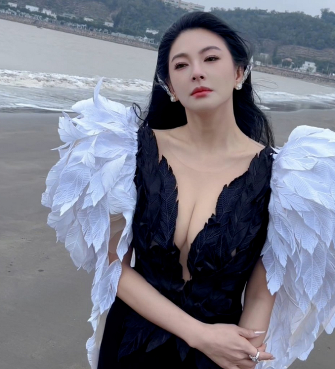 张雨绮海边活动惊艳全场!