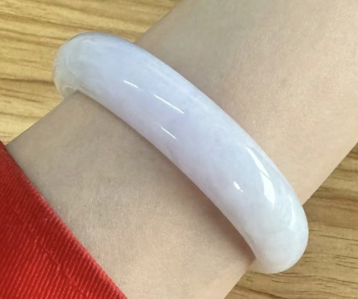 翡翠能经常用水泡吗(翡翠可以一直放水里泡吗)