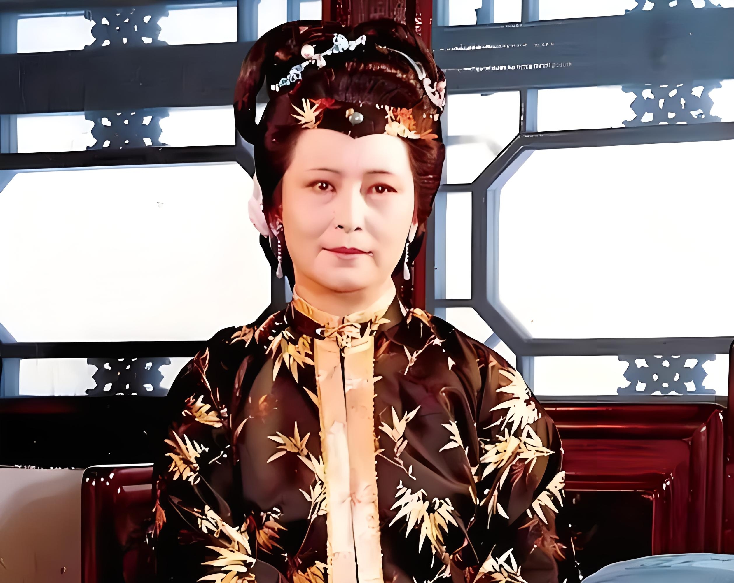 婆婆是斗不赢媳妇的,看红楼梦里的贾母,最后还是败给了王夫人