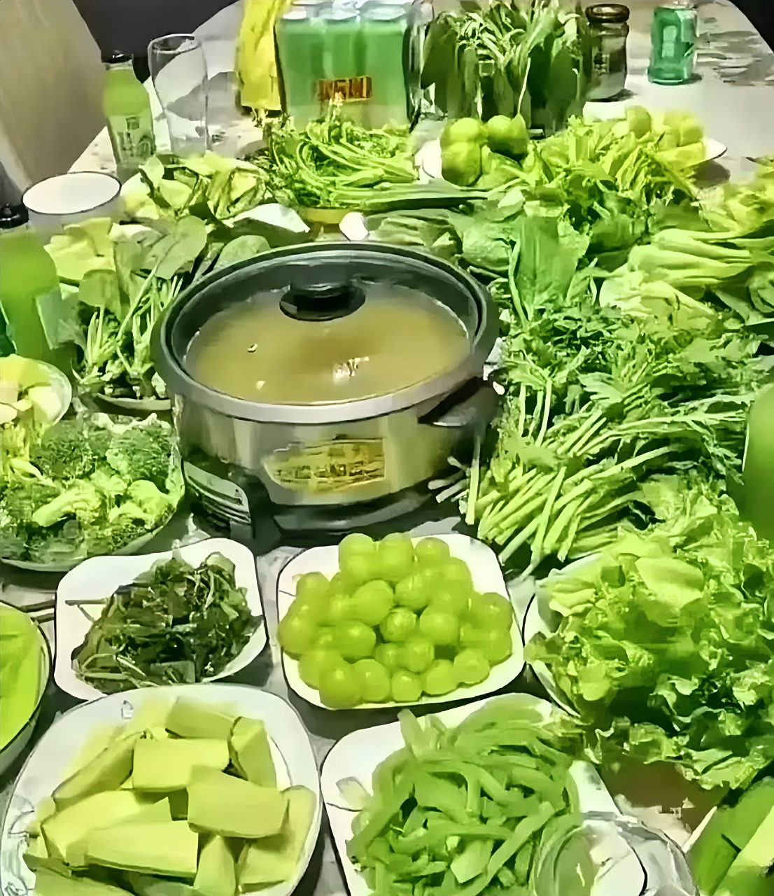 我朋友请我吃火锅,去了之后看到满桌青菜,这是咋了,我朋友难道穷的连