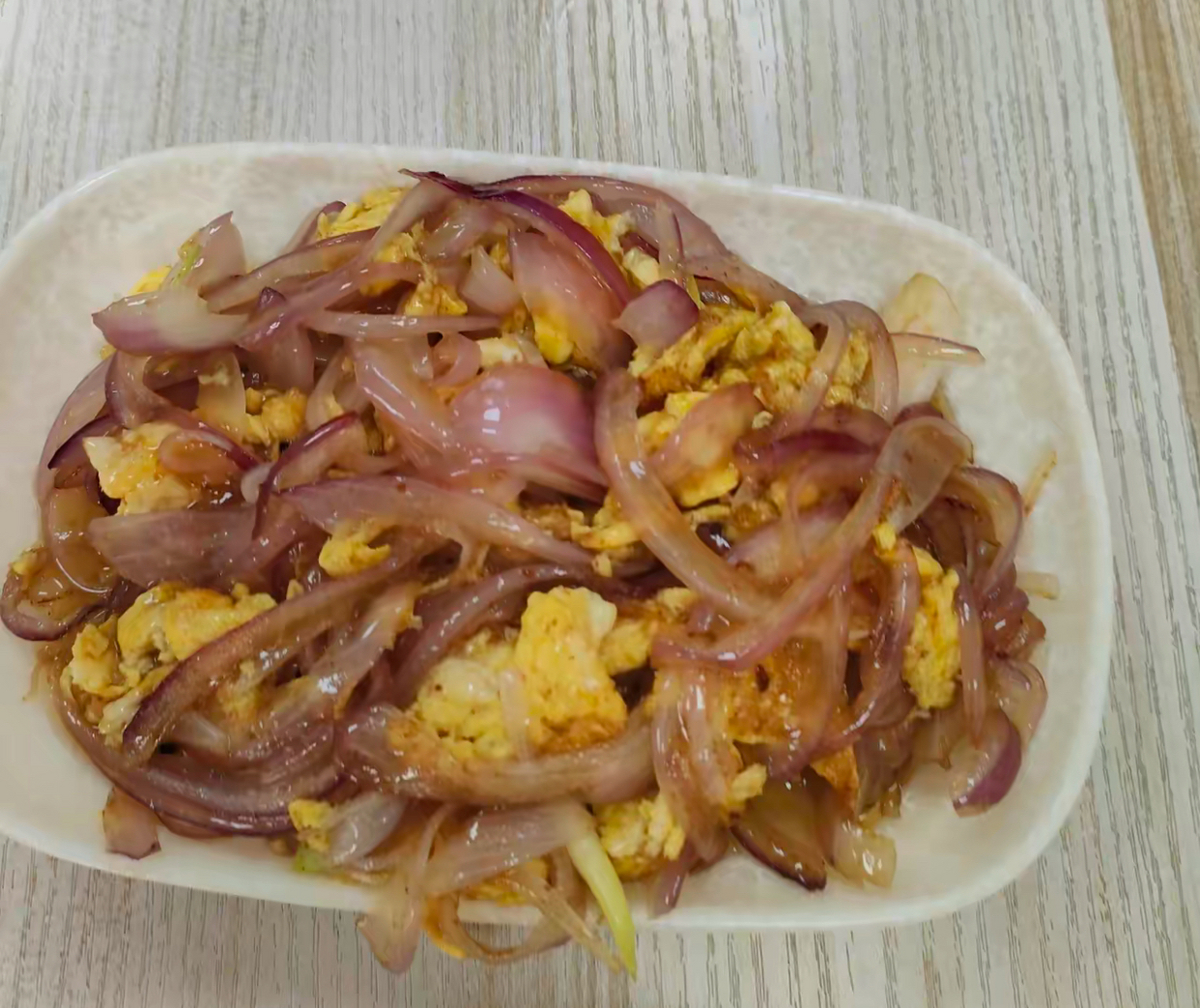 今天吃了一份洋葱炒鸡蛋,本来价格单上写着13元一份,但是到结账的时候