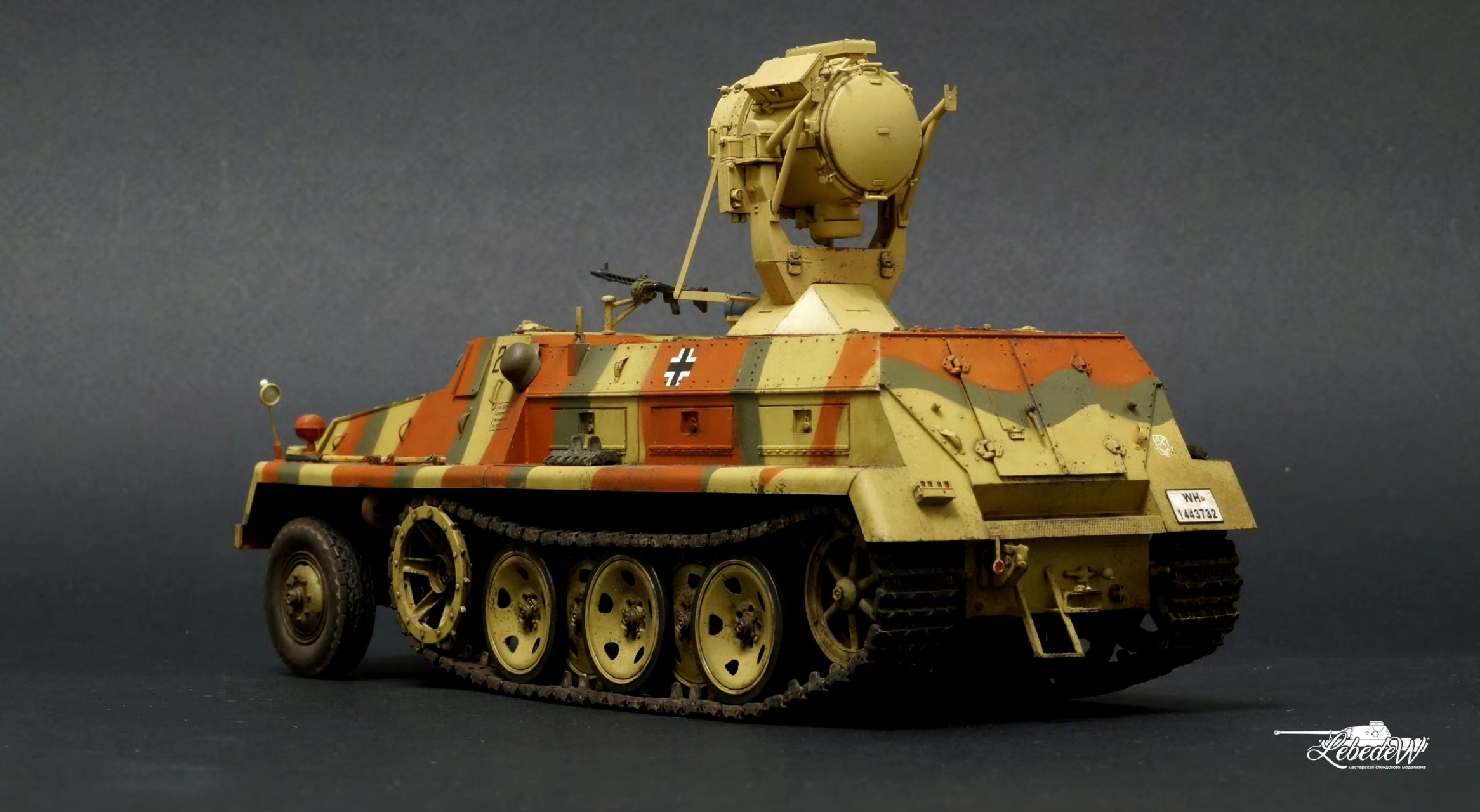 军模欣赏:安装有sws 60cm红外探照灯的sws半履带装甲运输车,其主要