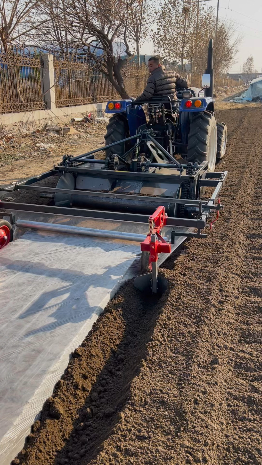 苗床起垄机覆膜一体机,药材草莓蔬菜起垄覆膜一次完成