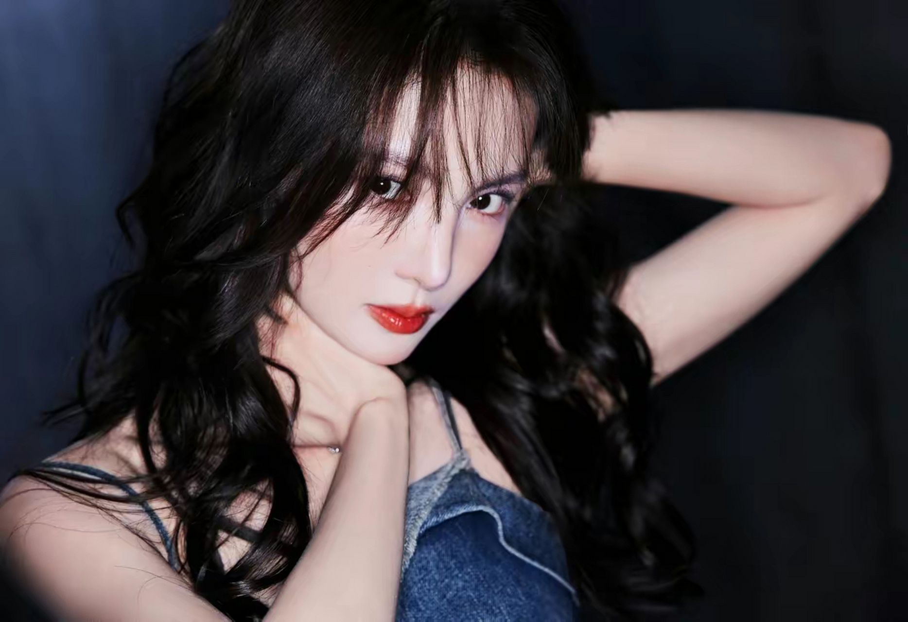 金晨这位女神级别的美女,身穿蓝色牛仔连衣裙,脚踩白色高跟鞋,简直是