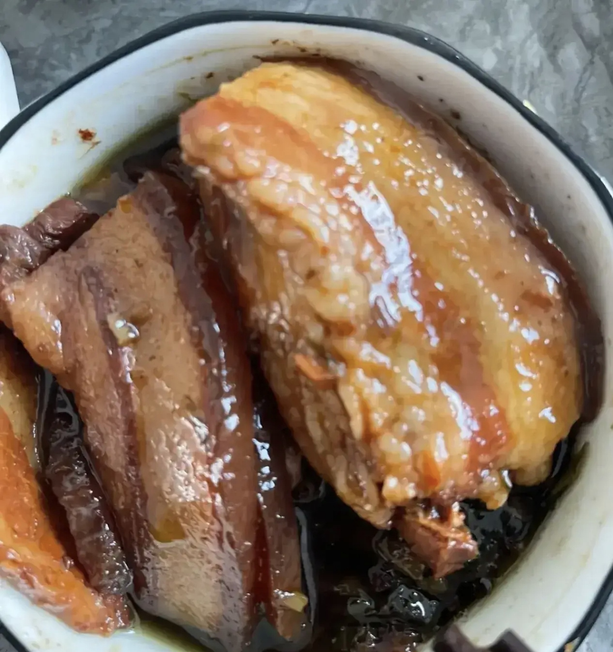 小时候我家杀猪,将淋巴肉切了扔了,我爷爷觉的可惜,捡了煮了给狗吃.