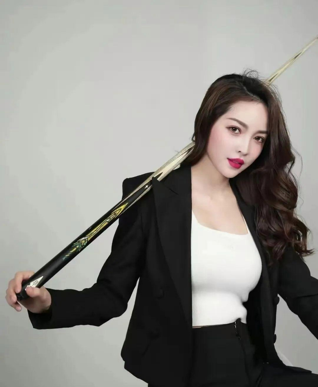 台球美女裁判王钟瑶.不知道她的球技怎么样?