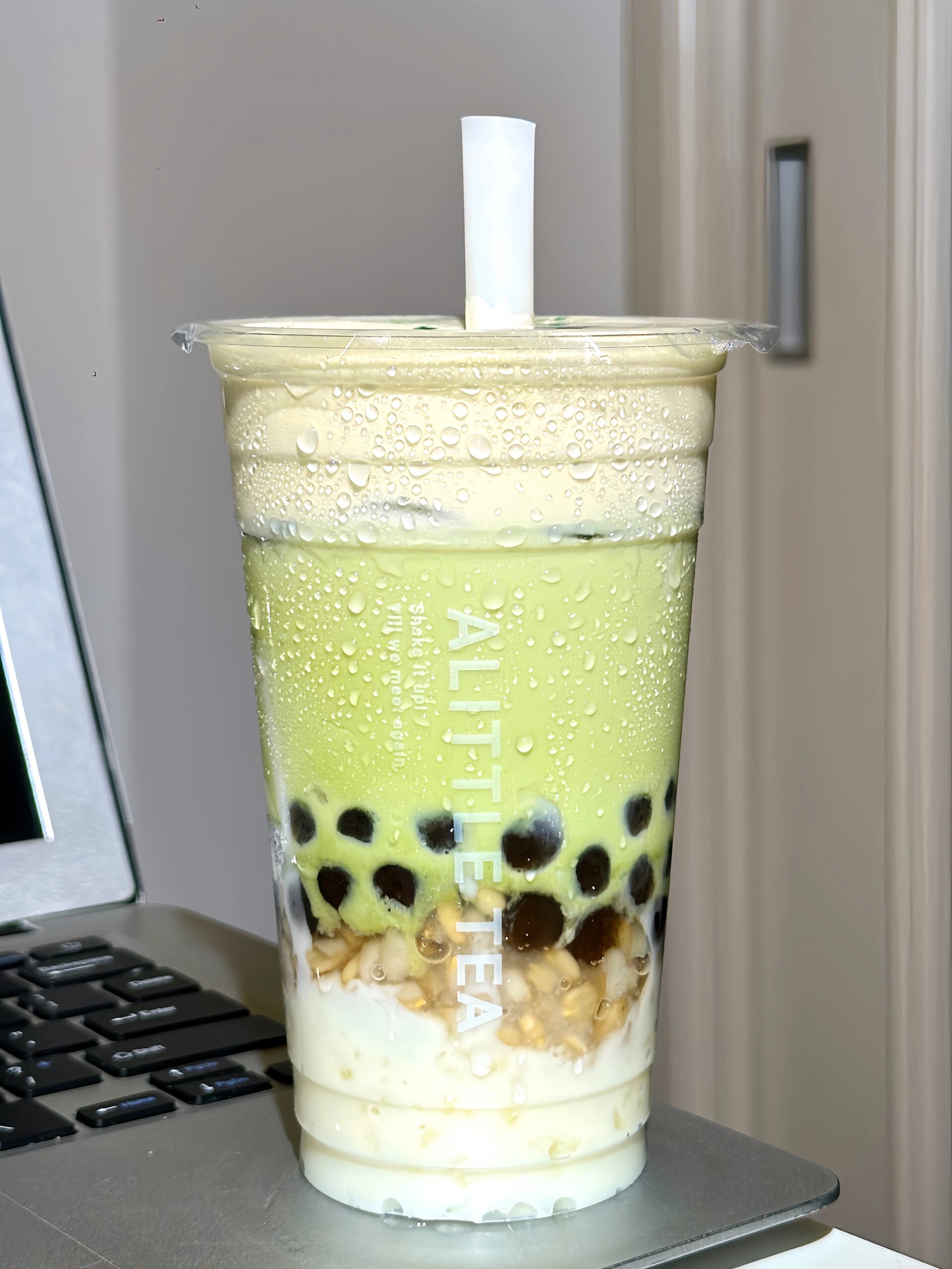 抹茶味很浓郁混着奶呼呼的麻薯和奶霜嘎嘎清爽嘎嘎好喝