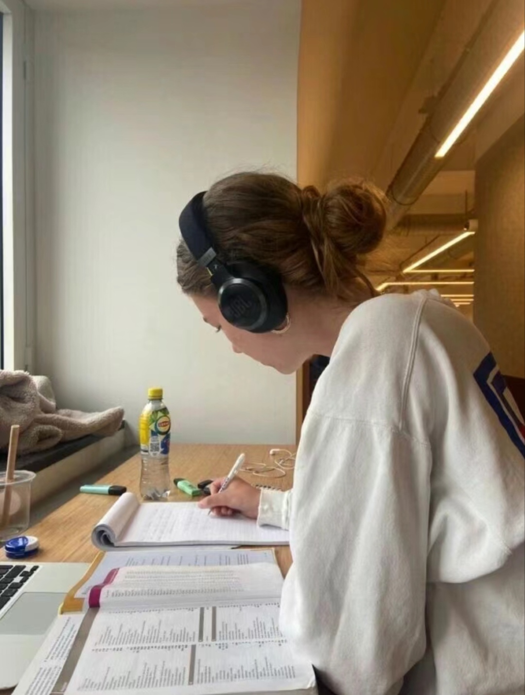 他们上课抢答,上台解题,主动找学习搭子,考完拿着试卷大胆缠着老师