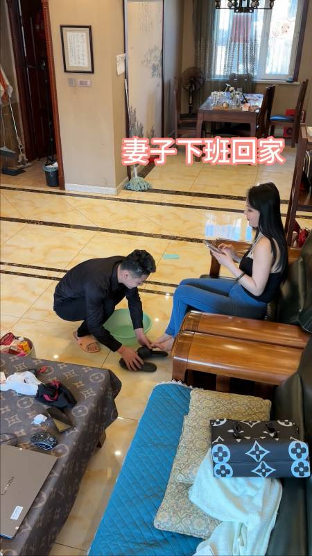 下班给老婆洗脚,结果被一脚踹倒