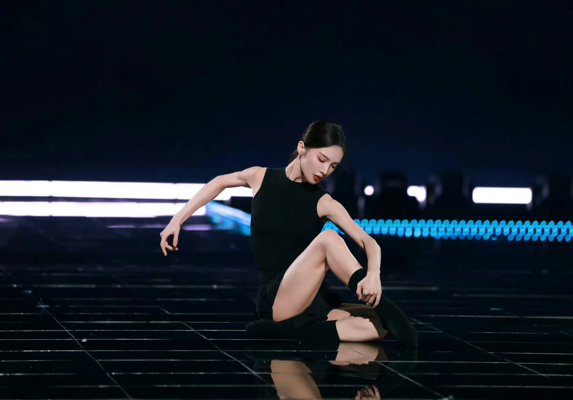 在舞台上跳舞的金晨