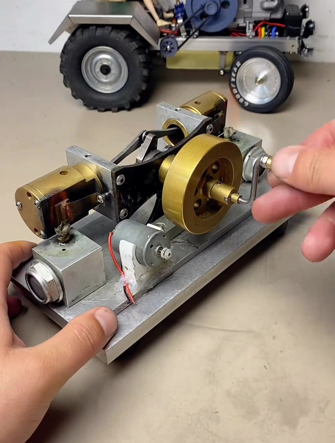 轻轻一摇就启动了,这是什么原理,像之前的手摇三轮车-度小视