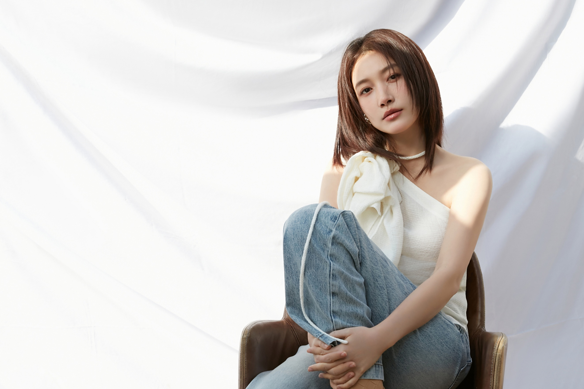 啜妮最新写真曝光,她以性感露肩装和优雅连衣裙展现了迷人身材.