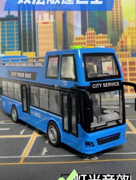 好漂亮的双层巴士车带着小公仔出发啦