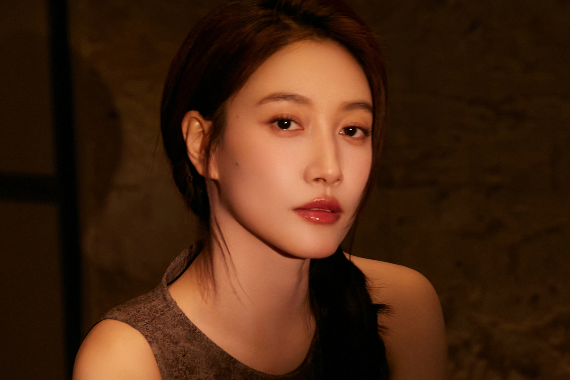 啜妮最新写真曝光,她以性感露肩装和优雅连衣裙展现了迷人身材.