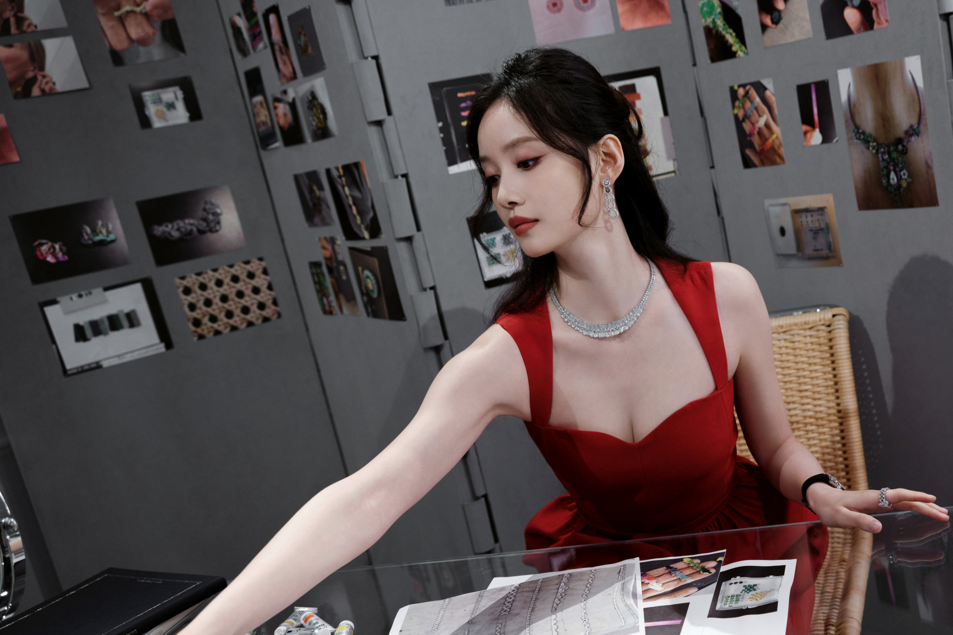 配饰妆容相得益彰更显个人魅力十足.[原文:孙伊涵惊艳亮相,红色吊带.