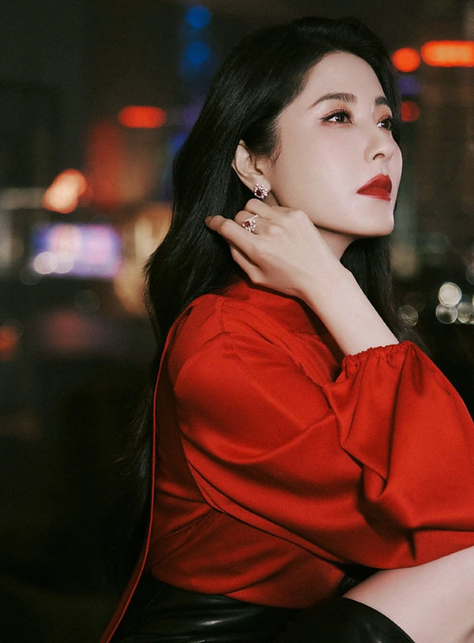 曾黎红衣皮裙写真,浑身散发着成熟女性的魅力,韵味太足了!