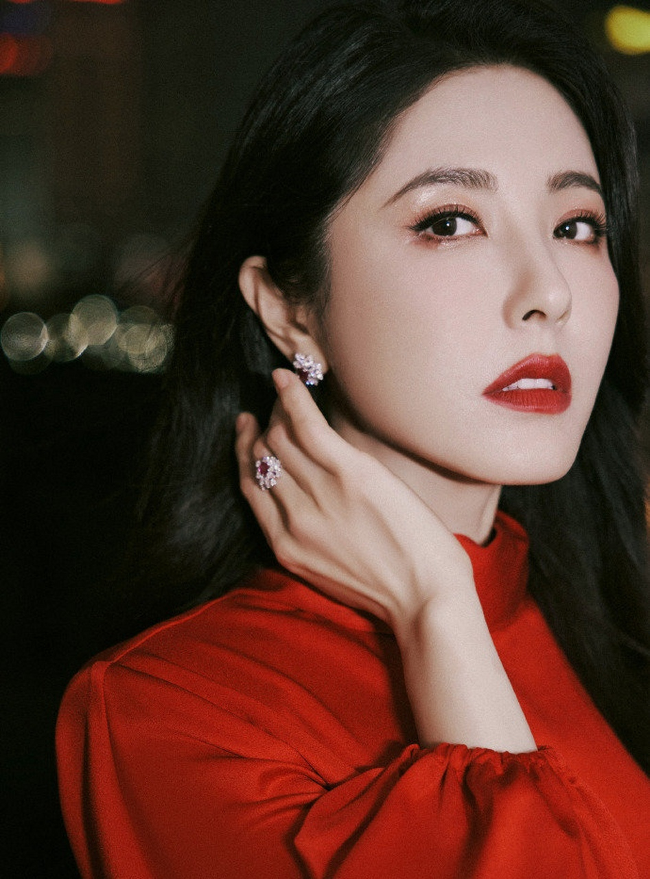 曾黎红衣皮裙写真,浑身散发着成熟女性的魅力,韵味太足了!