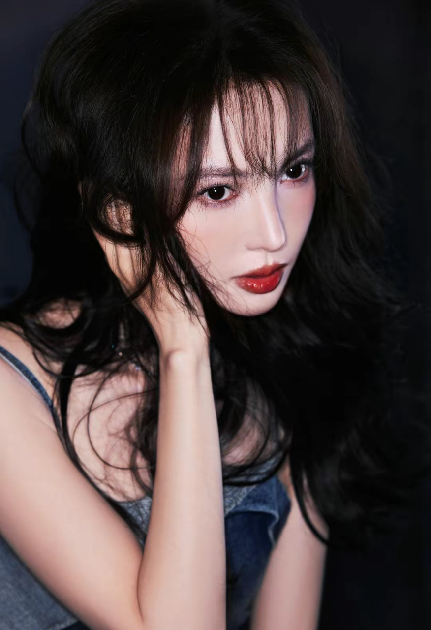 金晨这位女神级别的美女,身穿蓝色牛仔连衣裙,脚踩白色高跟鞋,简直是